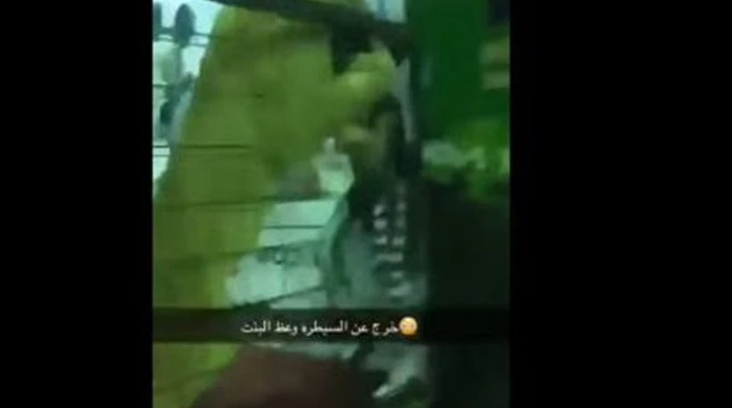 Βίντεο-σοκ: Λιοντάρι εκτός ελέγχου επιτίθεται σε παιδιά – Προσοχή, σκληρές εικόνες